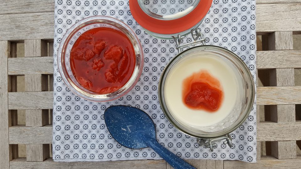 Pannacotta mit Kamille und Erdbeer-Pfirsich-Kompott - mama-kocht heute